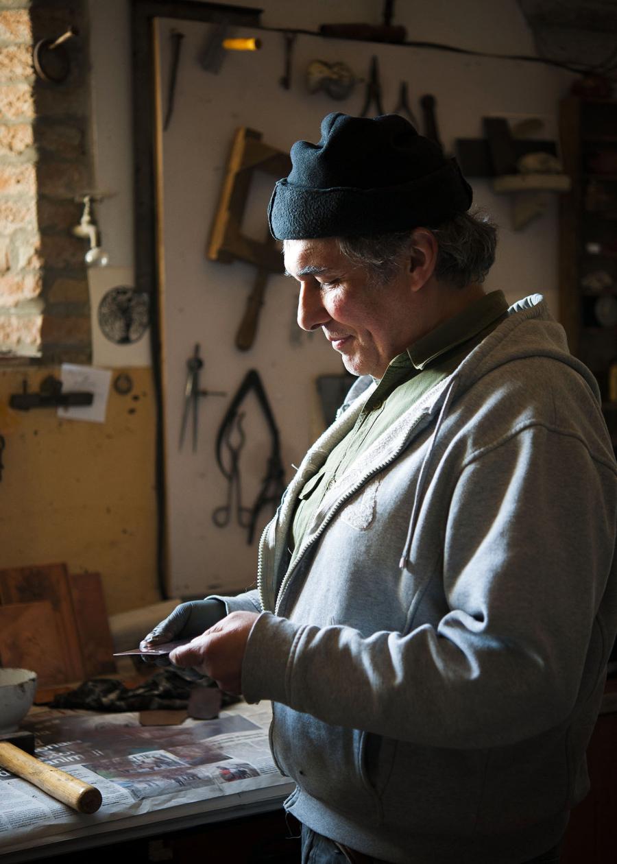 André Beuchat dans son atelier, 2019 © André Beuchat, foto Roberto Morelli, Arteimmagine Fidenza