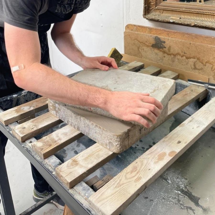 Préparation de la pierre lithographique