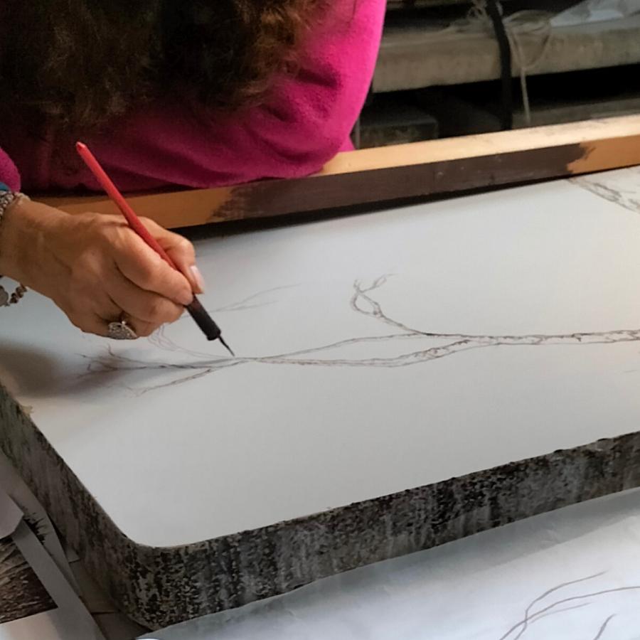 la main trace sur la pierre calcaire