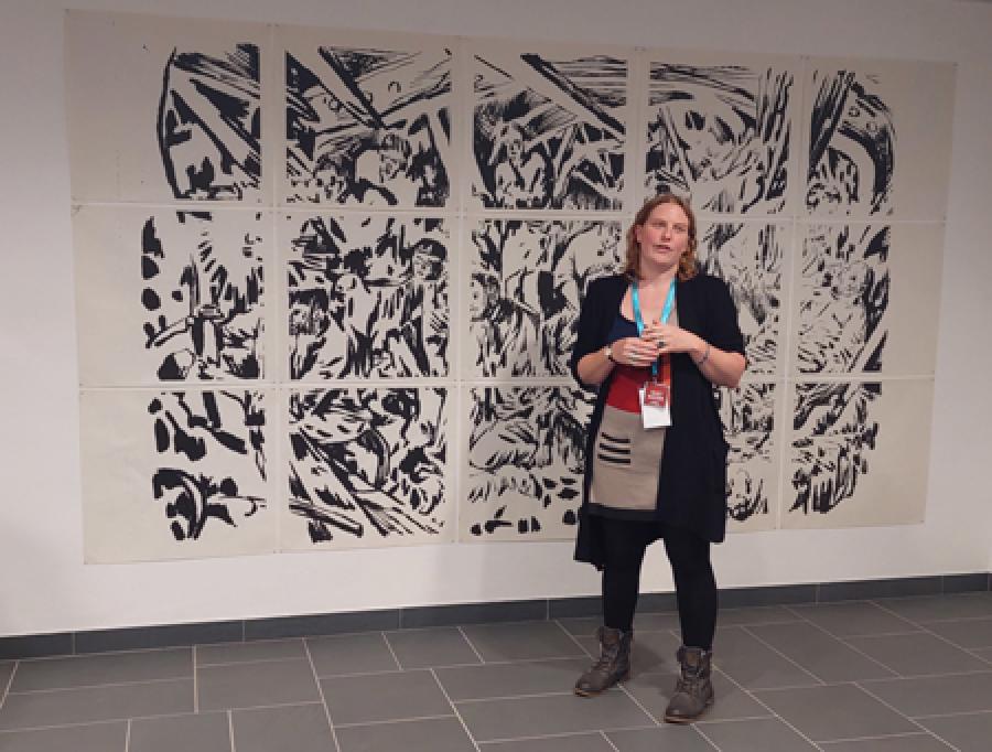 Louise Gros, commissaire de l’exposition « Morsure#4 » devant « Papier mineur » installation de « One Ink » d’après la gravure sur bois de Blandine Delvart et Johan Vaurs (Cl. Violaine Fayolle)