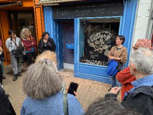 Cora Texier devant sa vitrine pendant la visite guidée du vernissage (Cl. Xavier Orssaud)